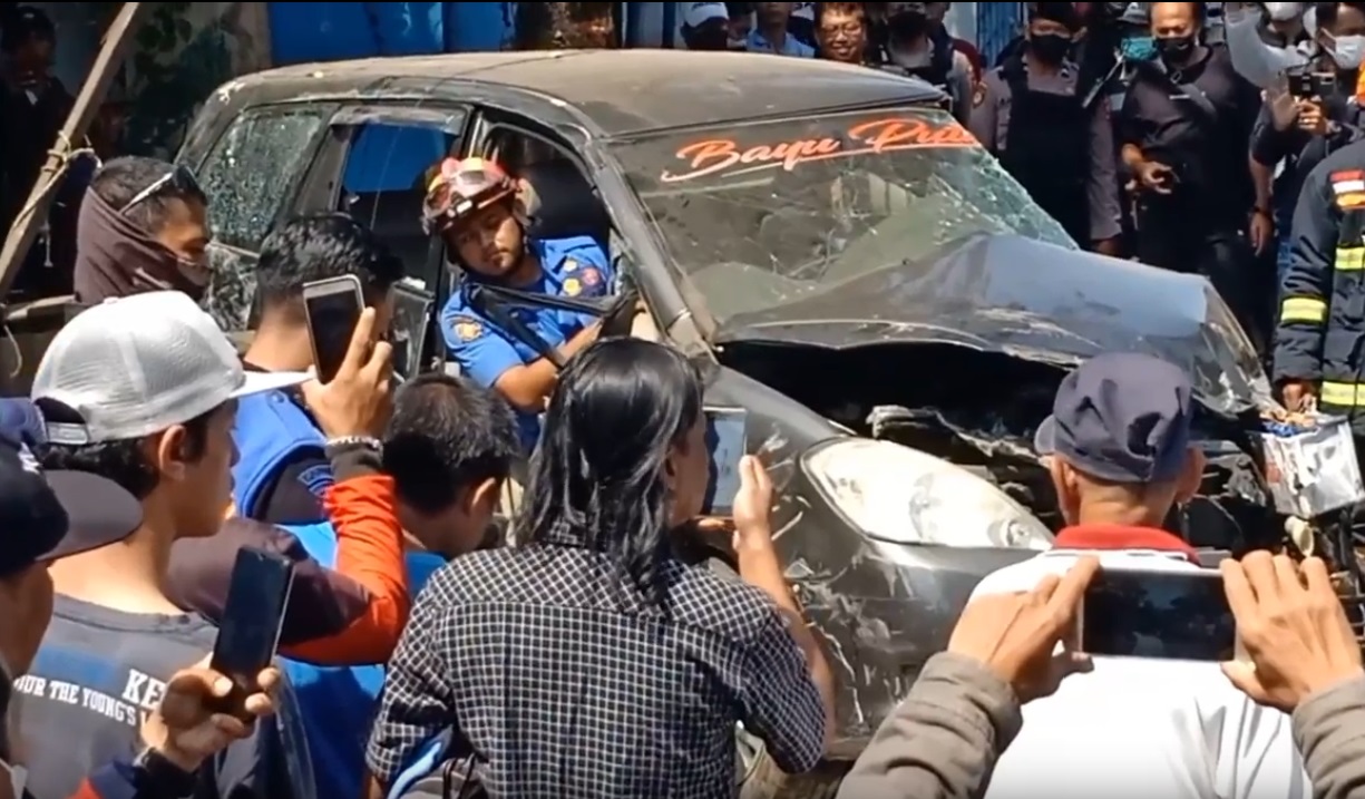 Jalan Mundur, Kereta Api Pertamina Tabrak Minibus