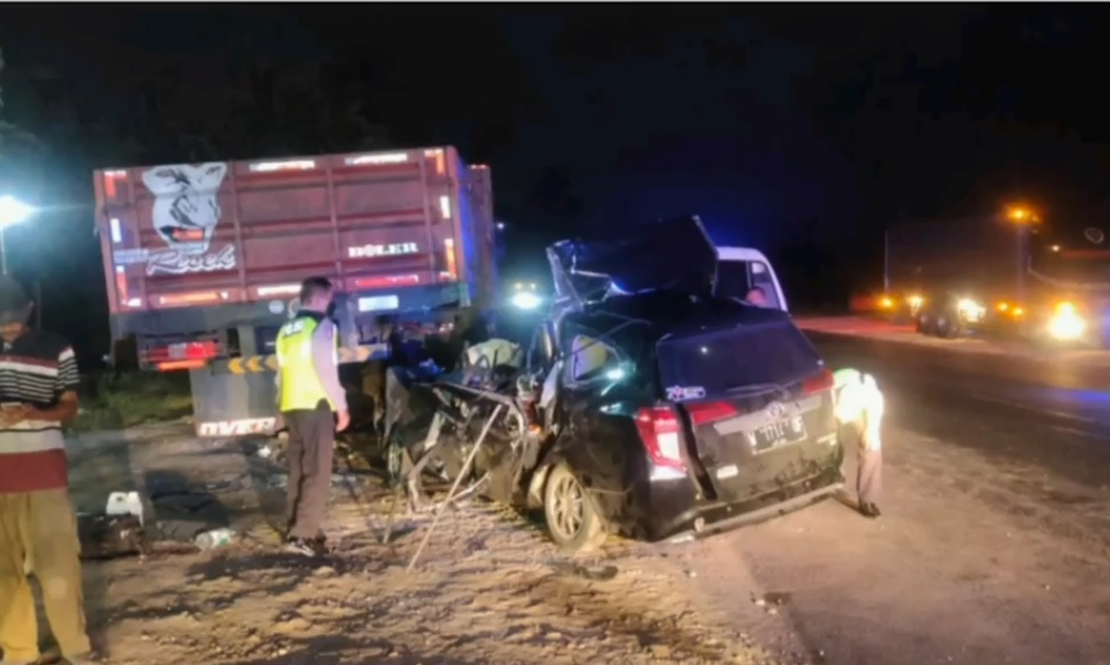 Kondisi mobil usai menabrak truk parki di bahu jalan jalur Pantura Tuban/metrotv