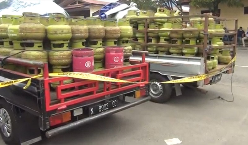 Ratusan tabung elpiji oplosan diamankan (Foto / Metro TV)