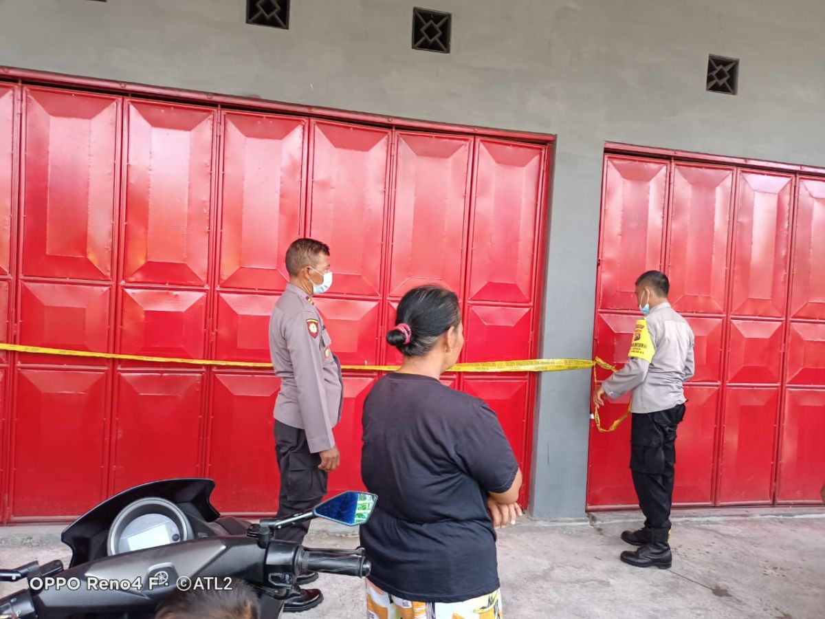 Polisi melakukan olah TKP dan memasang garis kuning (Foto / Metro TV)