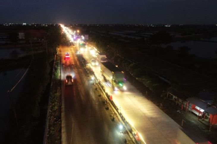 Sejumlah kendaraan melintasi jalan perkerasan beton (rigid) di Duduksampeyan, Kabupaten Gresik, Jawa Timur yang resmi dibuka oleh Kementerian PUPR. ANTARA/HO-Kementerian PUPR