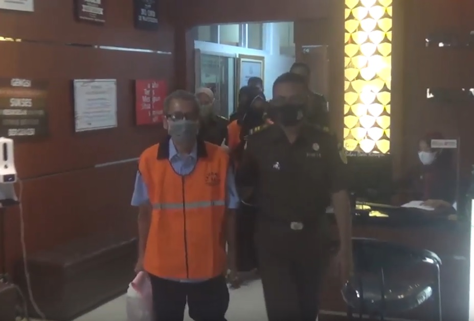 Tersangka kasus dugaan korupsi BNPT Kota Kediri digelandang ke mobil tahanan/metrotv