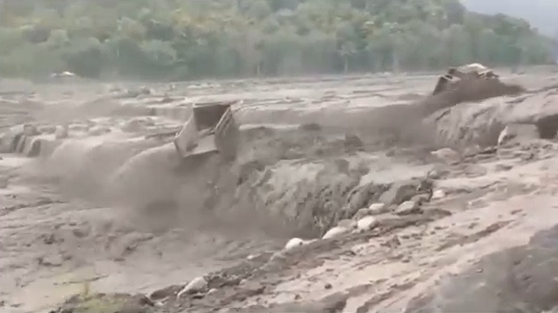 Lahar dingin Semeru seret 2 truk milik penambang (Foto / Metro TV)