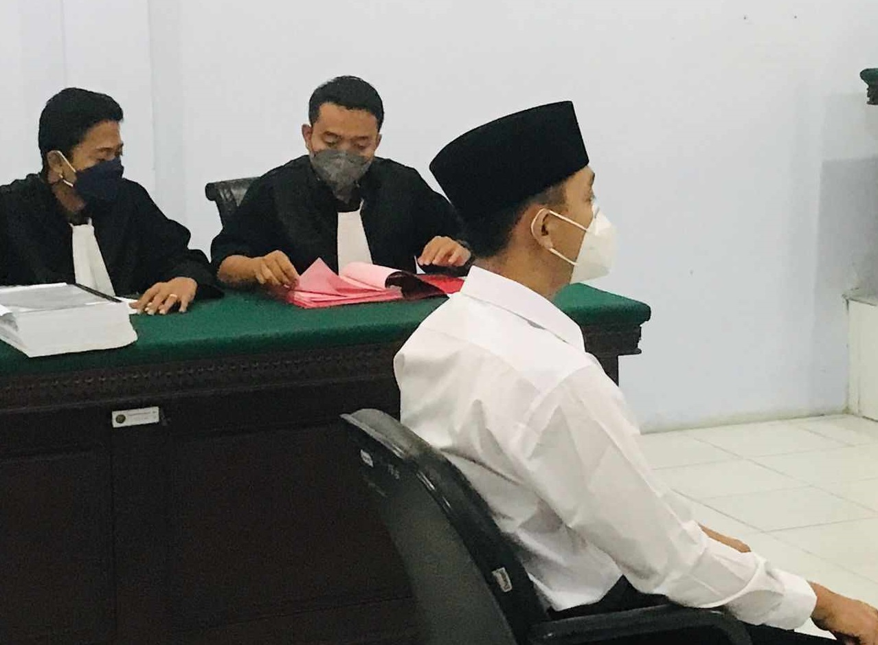 Terdakwa mantan anggota Polres Pasuruan, Randy Bagus Hari Sasongko saat menjalani sidang di PN Mojokerto (Foto/ Metro TV)