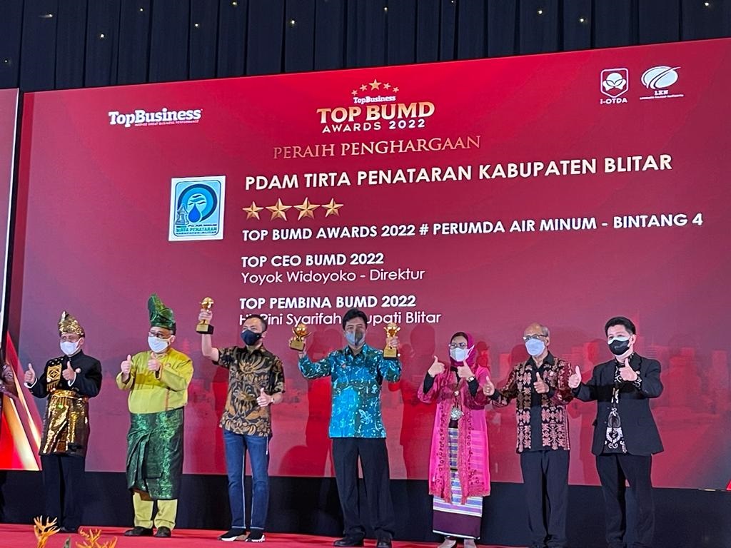 Wakil Bupati Blitar, Rahmat Santoso (tiga dari kiri) menerima penghargaan Top BUMD Award 2022/ist
