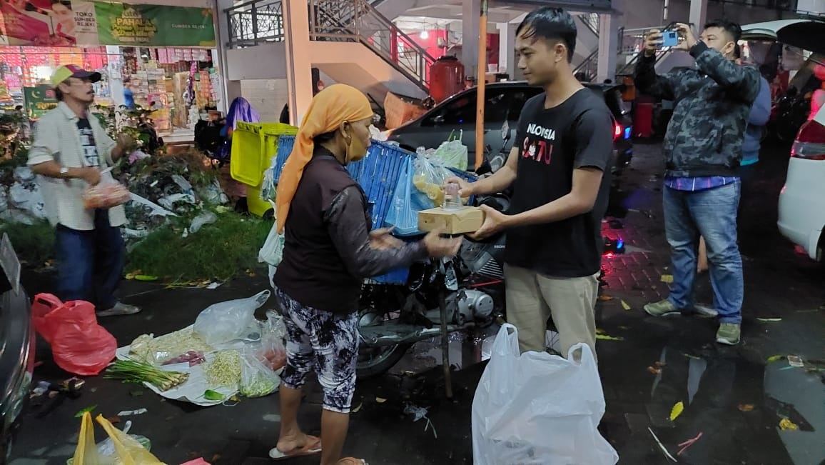 Sahabat Indonesia Satu membagikan makanan sahur kepada pedagang di Pasar Pahing, Surabaya/ist