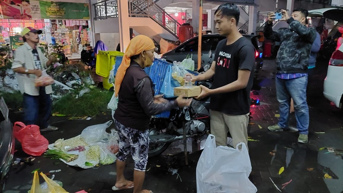 Berbagi Bahagia, Musisi Jalanan SIS Gelar Sahur On The Road di Pasar Pahing