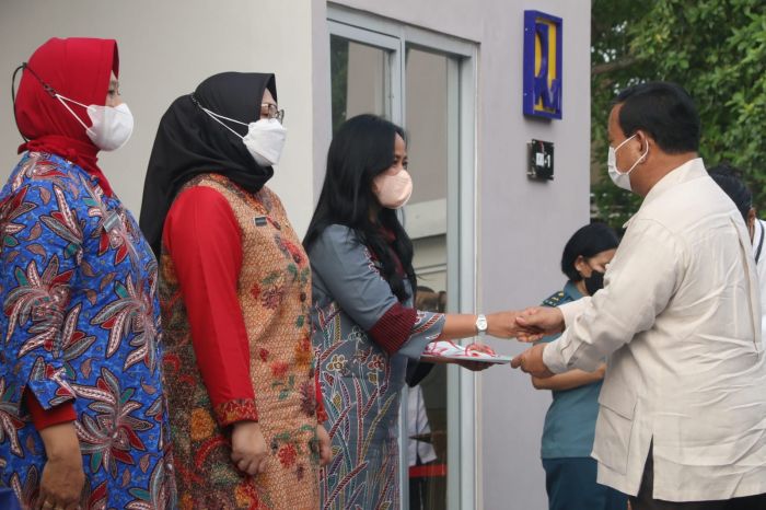 Prabowo Serahkan 53 Kunci Rumah untuk Keluarga Pahlawan KRI Nanggala 402