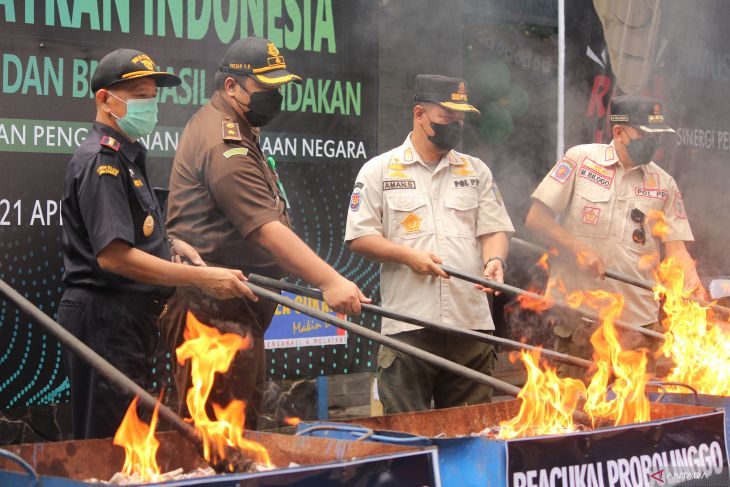 Bea Cukai Probolinggo musnahkan jutaan batang rokok ilegal di Kantor Bea Cukai Probolinggo, Kamis (21/4/2022). ANTARA/HO-Bea Cukai Probolinggo