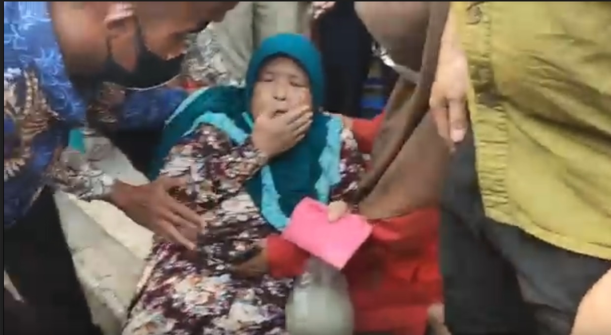 Seorang ibu pingsan saat berebut BLT dan bersalaman dengan Presiden Jokowi/metrotv