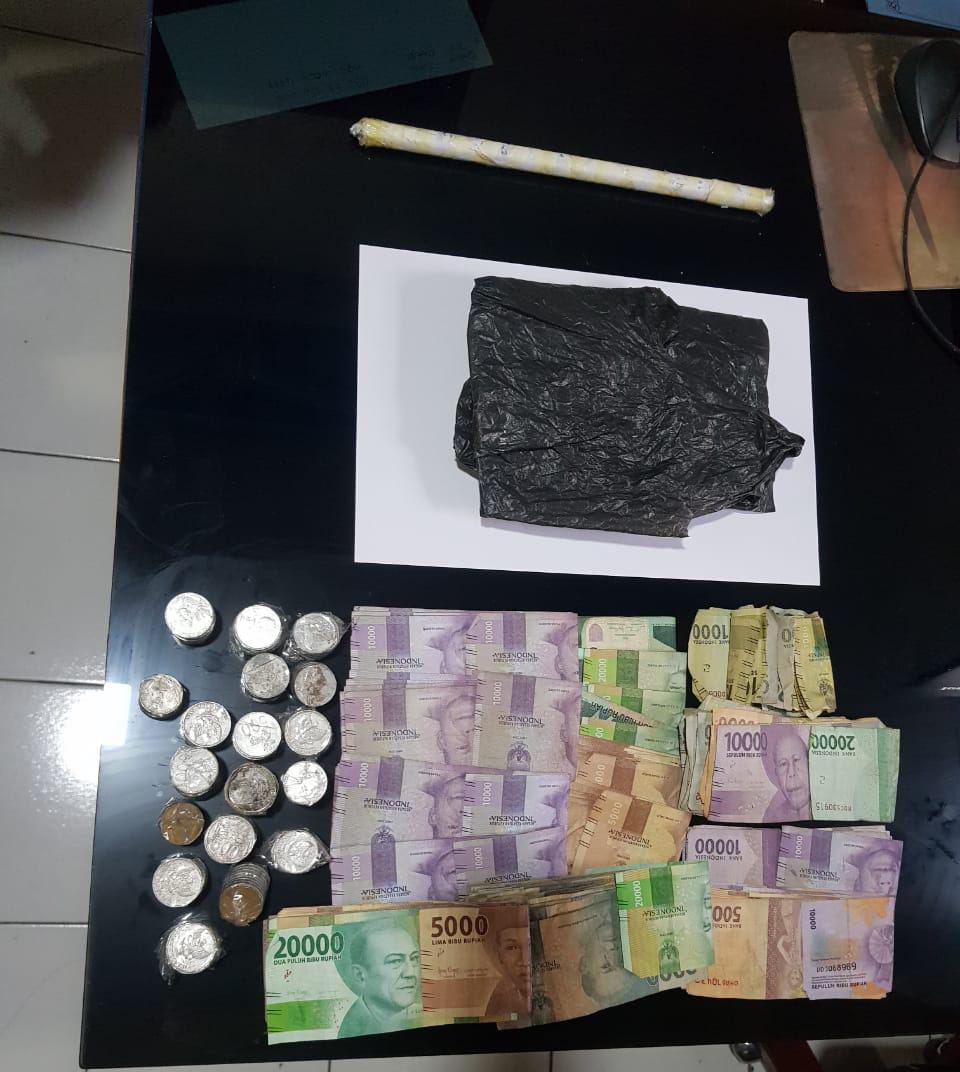 Barang bukti hasil pencurian kotak amal.