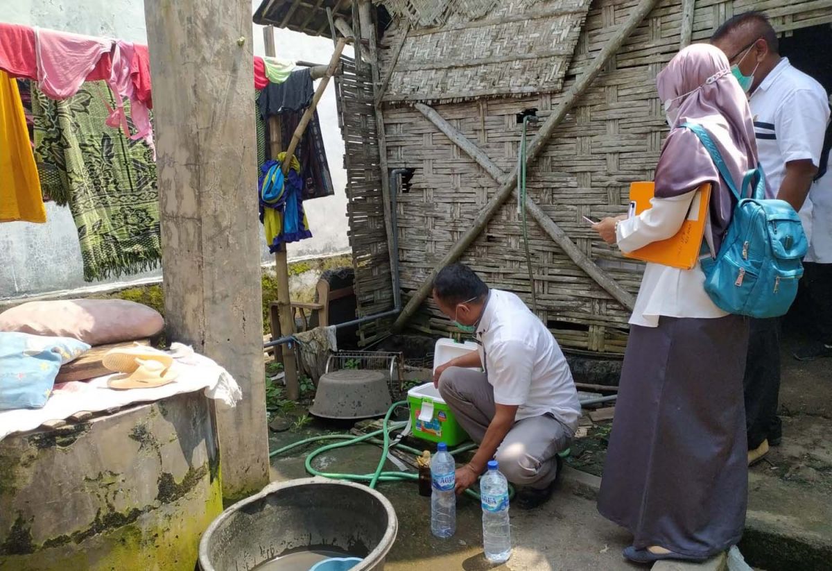 Dinkes Jombang mengambil sampel di rumah keluarga yang tewas keracunan (Foto / Metro TV)