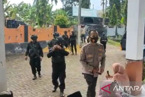 Pasukan Brimob Polda Jatim mengamankan unjuk rasa warga di Desa Taraban, Kecamatan Larangan, Pamekasan, Kamis, 21 April 2022  yang menuntut agar pilkades ditunda. Foto: Antara/Abd Aziz