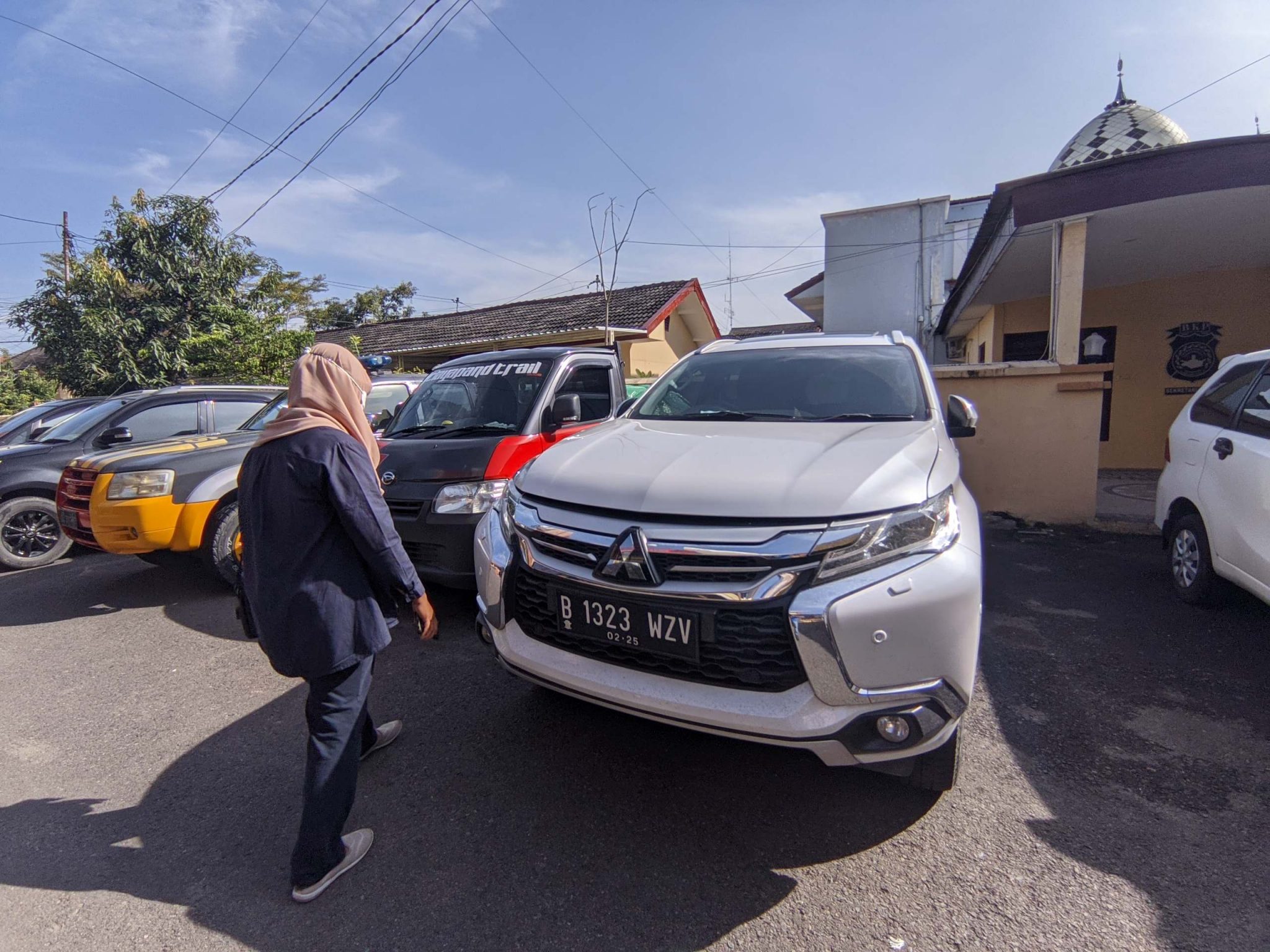 Mitsubishi Pajero yang merupakan  mobil dinas Bupati Bojonegoro Anna Mu’awanah diamankan polisi (Foto / Metro TV) 