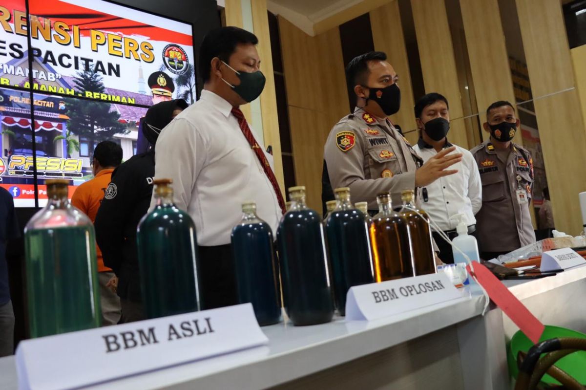 BBM oplosan diamankan Satreskrim Polres Pacitan (Foto / Metro TV)