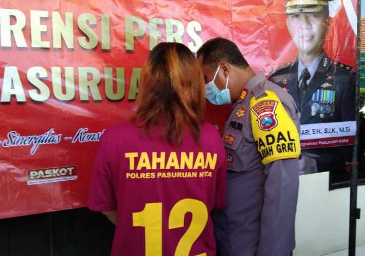 FKN ditangkap polisi lantaran membuang anaknya ke kali (Foto / Metro TV)