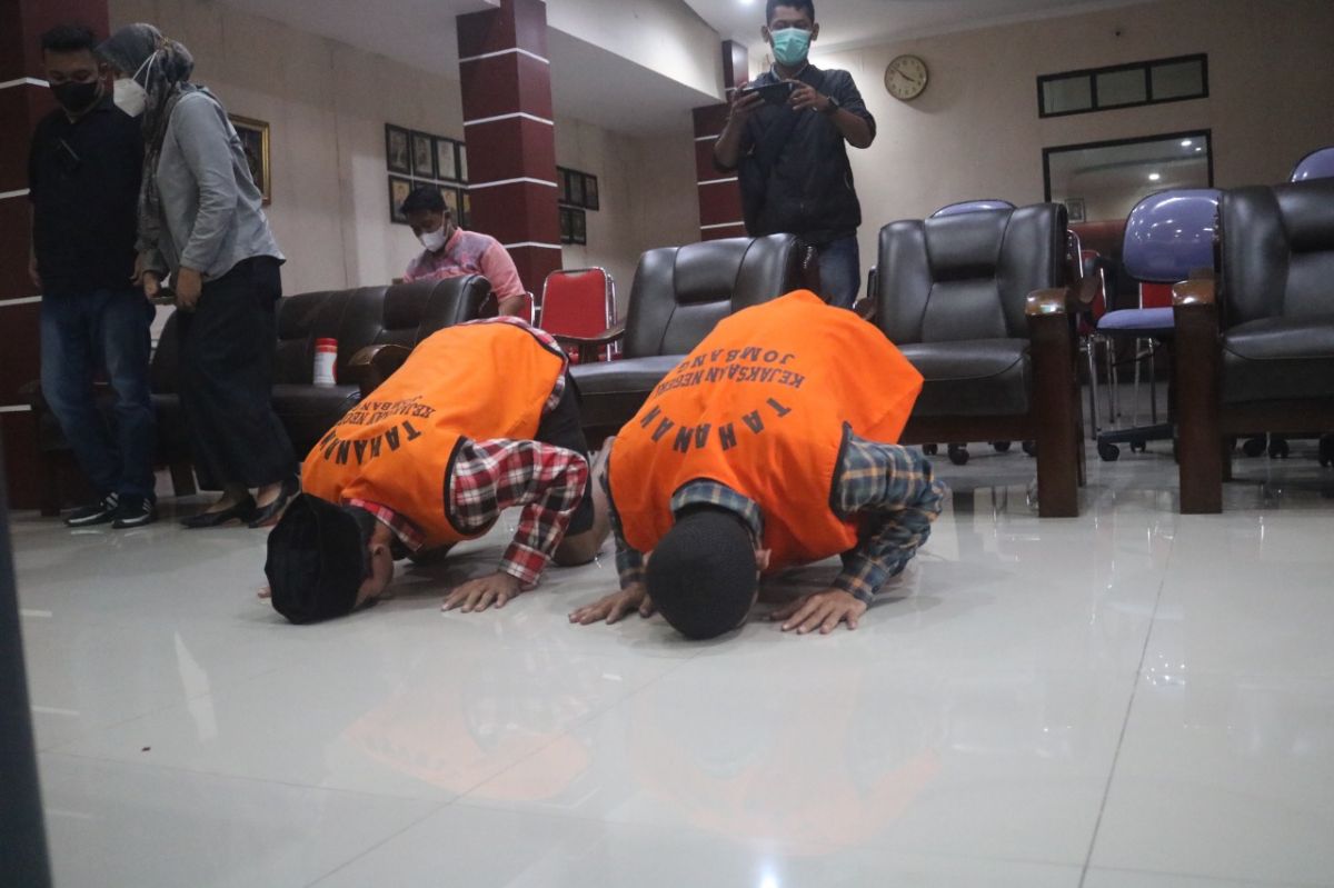 Adi Buana Putra dan Jaya Mustofa sujud syukur setelah dibebaskan oleh Kejari Jombang lewat restorative justice (Foto / Metro TV)