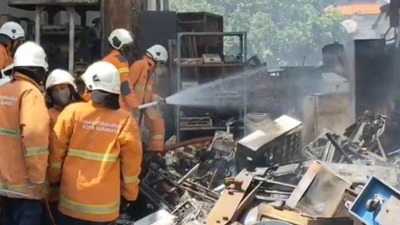 Petugas berusaha memadamkan api yang membakar Kantor Dinas PU Proyek Pengembangan Air Tanah (P2AT) (Foto / Metro TV)