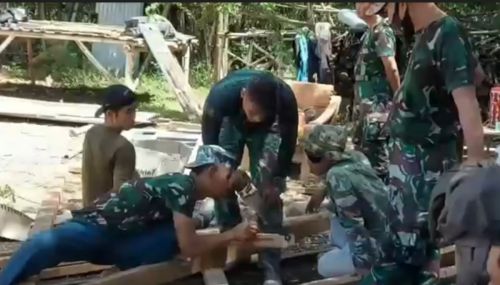 Prajurit marinir bersama warga bergotong royong memperbaiki tiga rumah yang rusak akibat terkena ledakan mortir nyasar di Kecamatan Lekok, Kabupaten Pasuruan/metrotv 