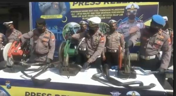 Polres Pasuruan Musnahkan Ratusan Knalpot Brong