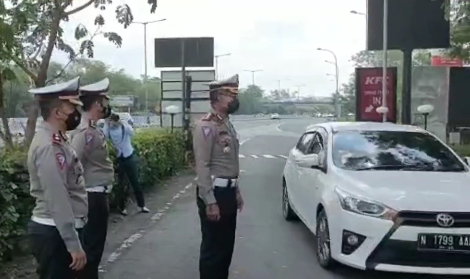 Dirlantas Polda Jatim, Kombes Latif usman memantau rest area di Tol Sidoarjo/metrotv