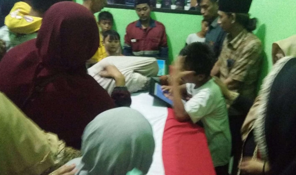 Isak tangis mewarnai kedatangan jenazah Pratu Dwi Miftakhul Ahyar /ist