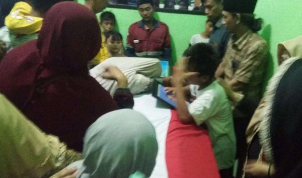 Tiba di Lamongan, Jenazah Marinir Korban KKB Disambut Isak Tangis, Ibunda Pingsan