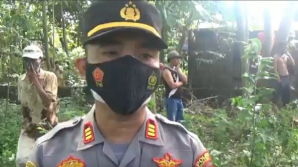 Mayat Wanita Tanpa Busana Membusuk di Perkarangan