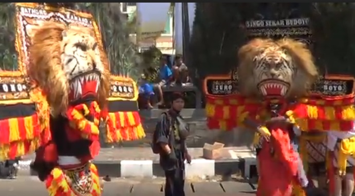 Seniman reog berunjuk rasa di depan Gedung DPRD Jatim/metroTV