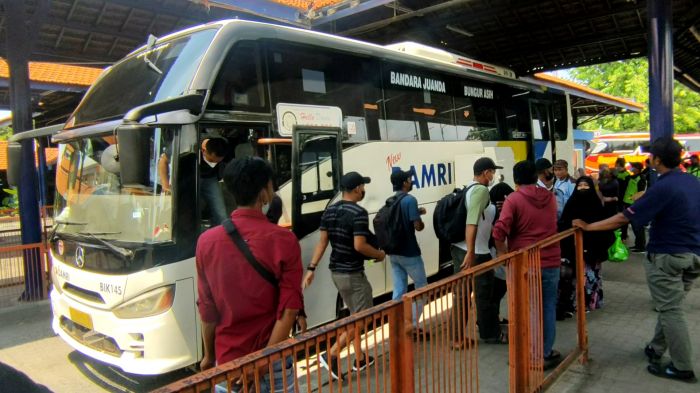 Pemudik Mulai Padati Terminal Purabaya