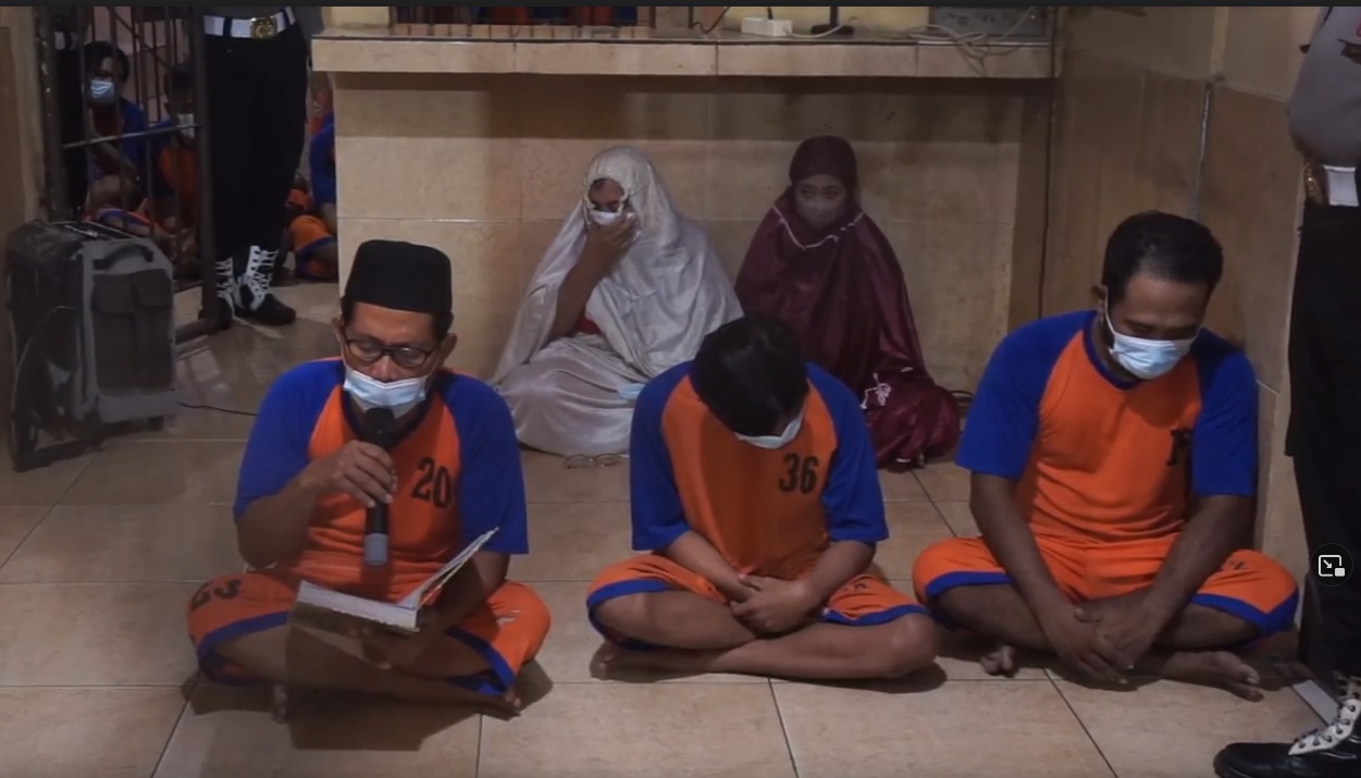 Para tahanan membaca Al-Quran (tadarus) sambil menunggu buka puasa bersama/metrotv