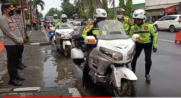 Dirlantas Polda Jatim, Kombes Pol Latif Usman saat tiba di pos pelayanan arus mudik di Jalan Veteran, Kota Bojonegoro/metrotv