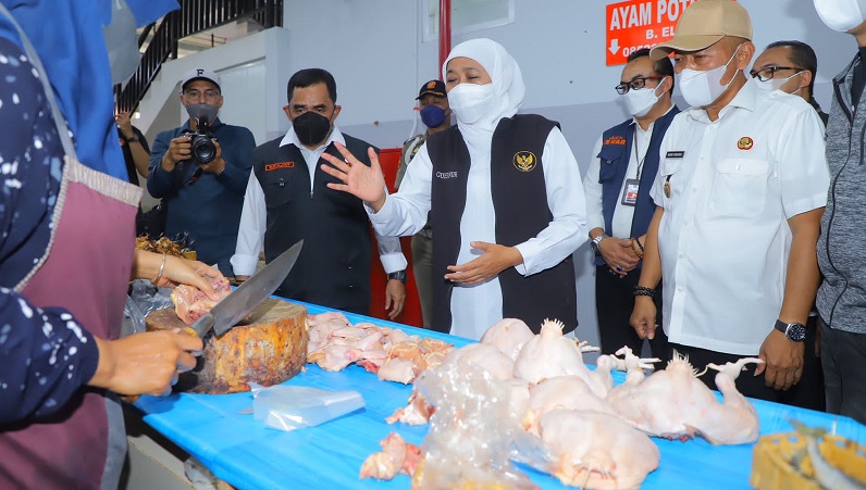 Gubernur Jatim Khofifah Indar Parawansa cek harga bahan pokok jelang lebaran (Foto / Istimewa)