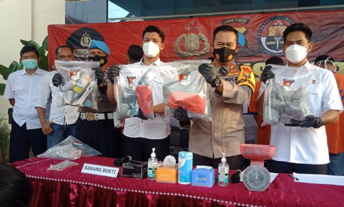 Polisi menunjukkan barang bukti petasan yang melukai bocah di Kediri (Foto / Metro TV)