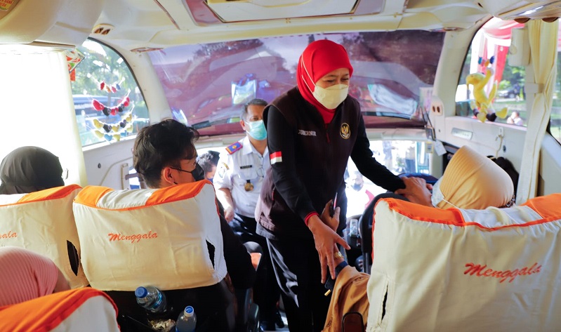 Gubernur Khofifah menyapa para pemudik yang akan pulang dari Jakarta ke Jatim, Selasa 26 April 2022 (Foto / Istimewa)