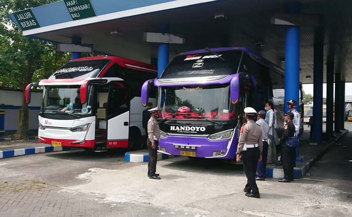 Dinas Perhubungan (Dishub) Tulungagung cek kalaikan armada hingga tes urine sopir jelang mudik (Foto / Metro TV)