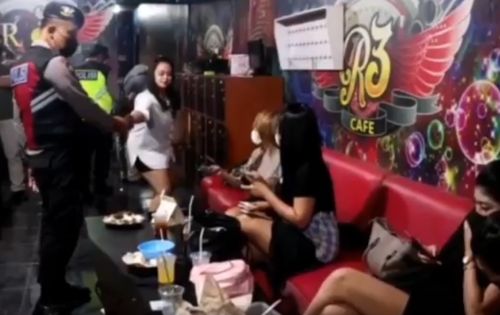 Sejumlah pemandu lagu diperiksa petugas gabungan/metro TV