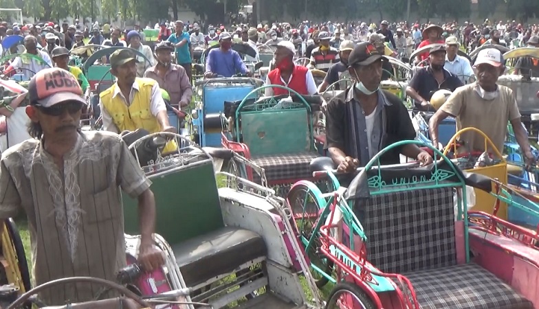 Tukang becak antre zakat dari Pemkab Jombang (Foto / Metro TV)