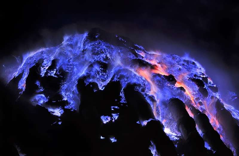 Menikmati Blue Fire di Kawah Ijen Banyuwangi