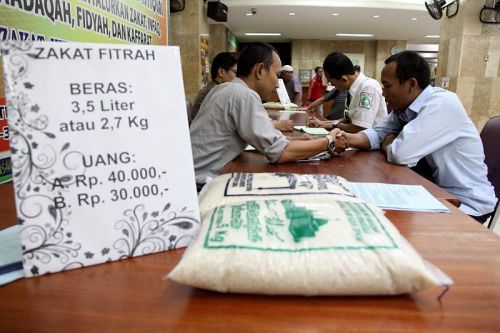 Bacaan niat zakat fitrah, lengkap untuk sendiri dan keluarga. Foto: Oase.id