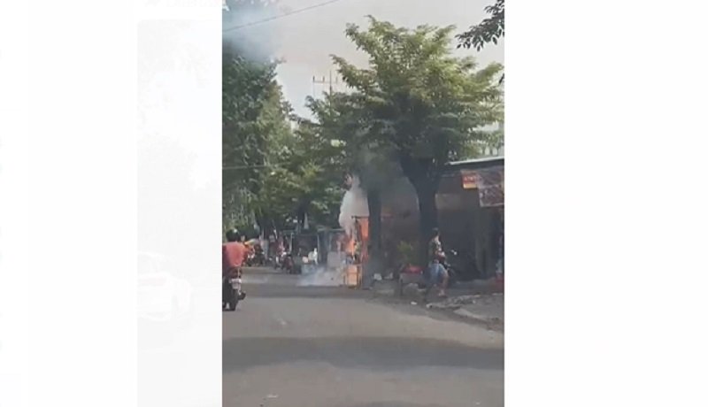 Tangkapan layar ledakan petasan milik salah satu pedagang di Mojokerto (Foto / Metro TV)