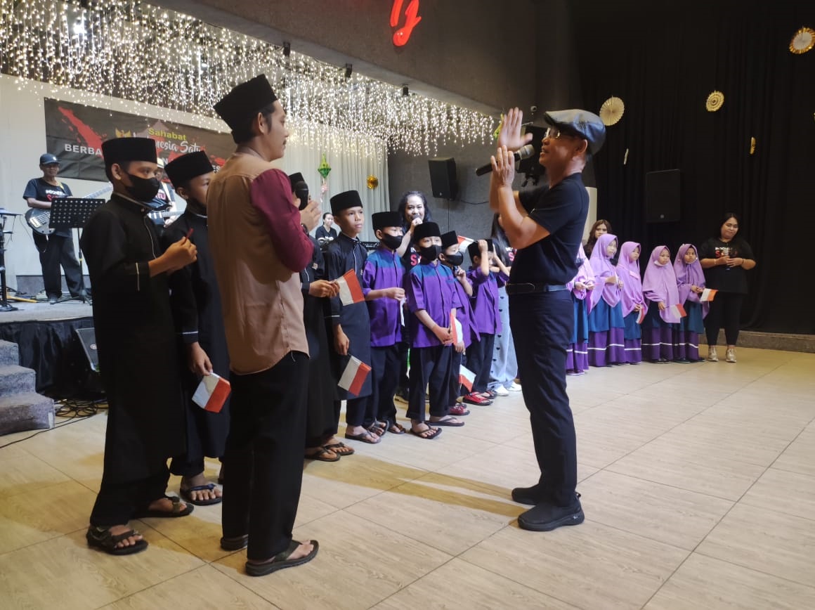 Satra Harijanto bernyanyi bersama sejumlah anak-anak yatim piatu/ist