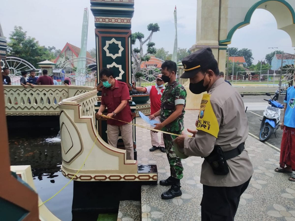 Polisi melakukan olah TKP di kolam masjid tempat korban tenggelam (Foto / Metro TV)