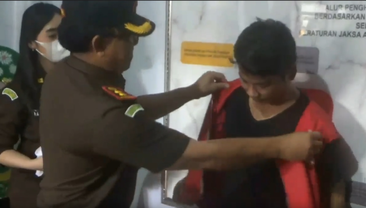 Kajari Kabupaten Pasuruan  Ramdhanu mencopot baju tahanan pelaku penganiayaan/metrotv