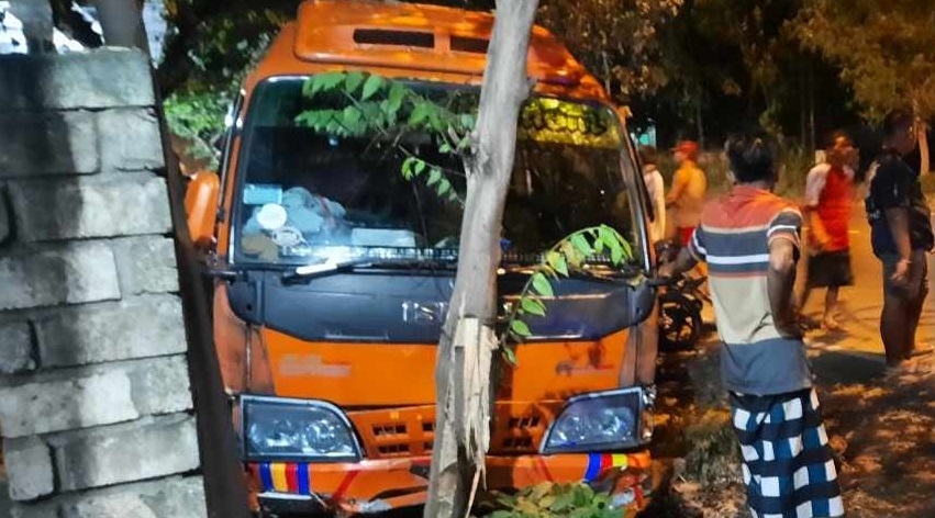 3 Pemuda di Tuban Dihantam Minibus, 1 Tewas