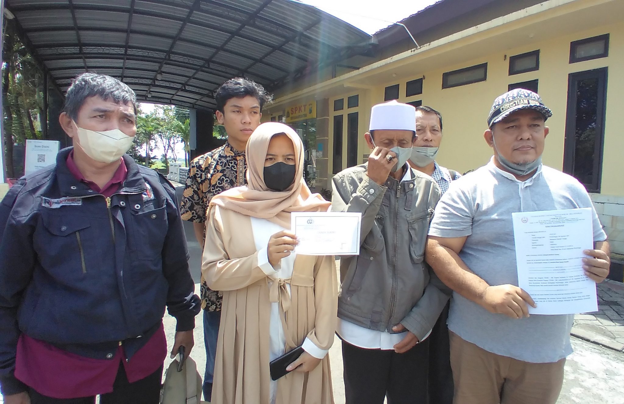 Arofa bersama kuasa hukumnya melaporkan ke polisi atas dugaan pencemaran nama baik (Foto / Metro TV)