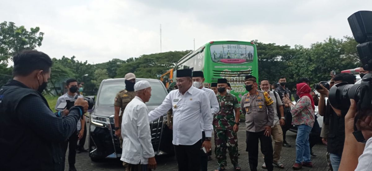 Bupati Sampang H. Slamet Junaidi jemput jamaah eks Syiah di SIdoarjo (Foto / Istimewa) 
