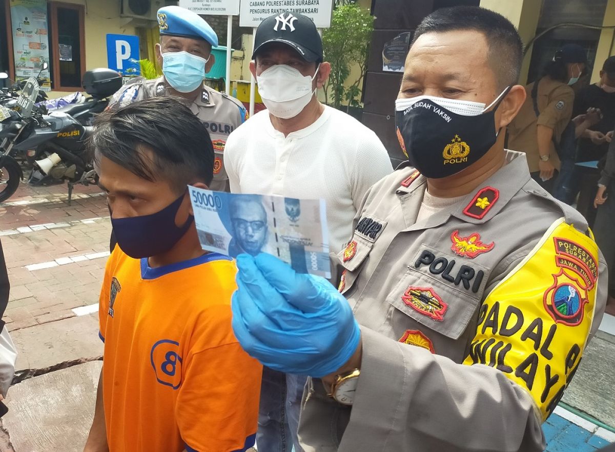 Kapolsek Tambak Sari, Kompol M. Akhyar menunjukkan uang palsu pecahan Rp50 ribu (Foto / Metro TV)