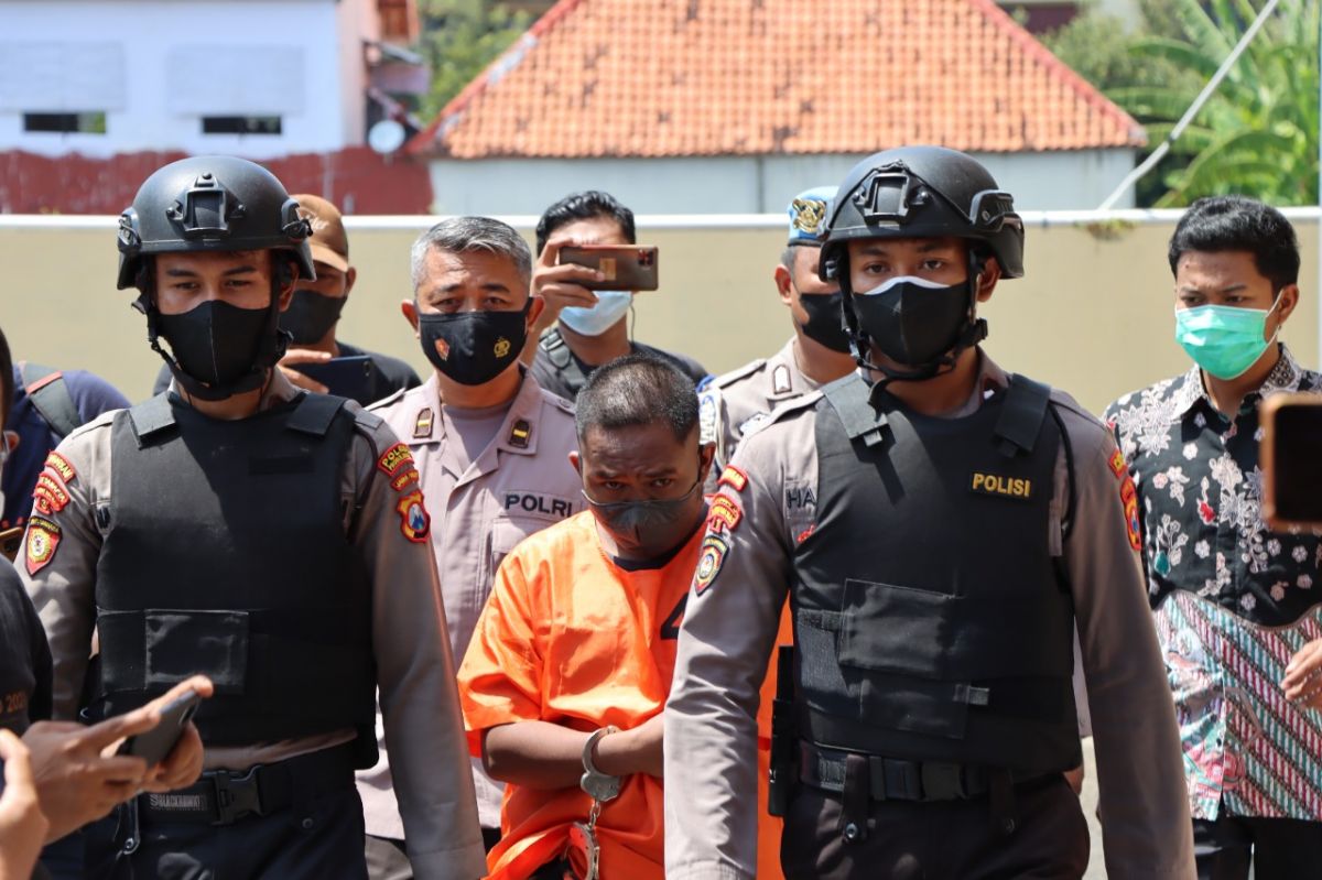 Tersangka Ahmad Hadi saat dikeler polisi (Foto / Metro TV)