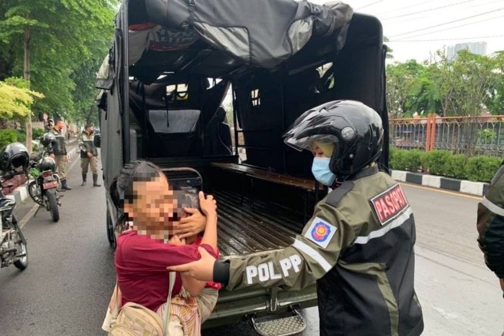 Petugas Satpol PP Surabaya saat sedang menertibkan pengemis jalanan beberapa waktu lalu. Foto: Antara/HO-Diskominfo Surabaya